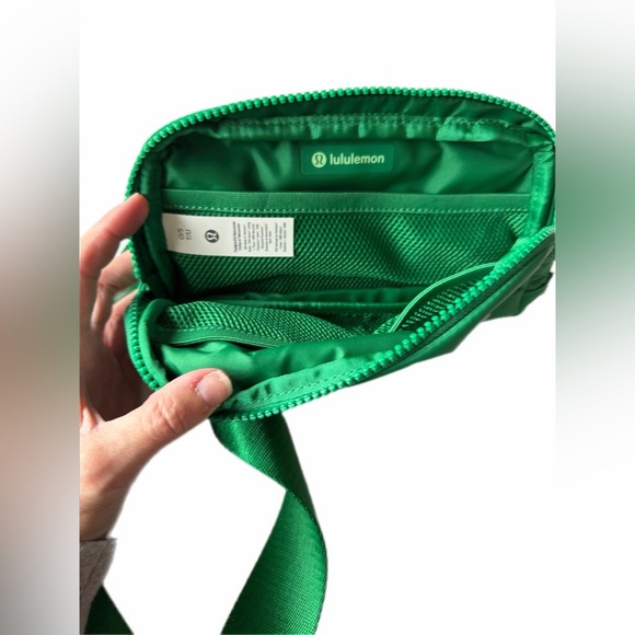 lululemon athletica Belt Bag in Vibrant raceway green NWT - Picture 7 of 10